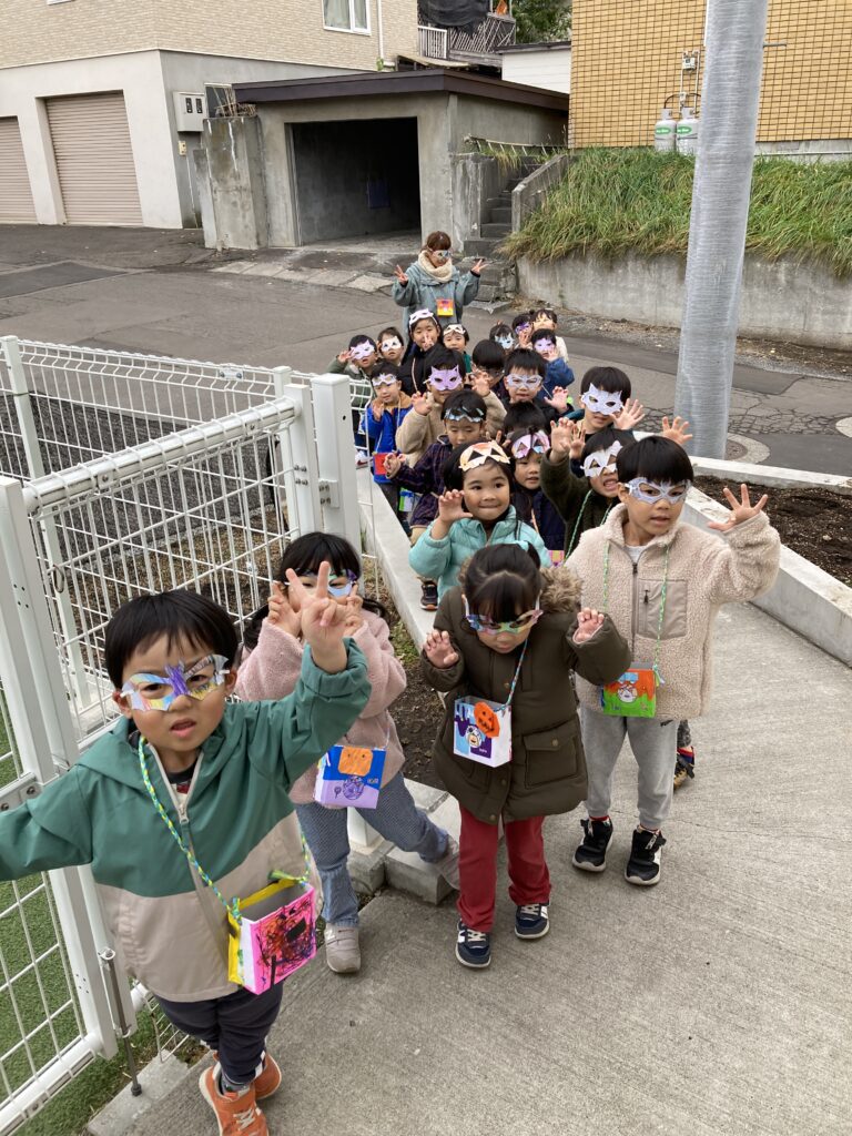 お菓子くれなきゃいたずらしちゃうぞっ!